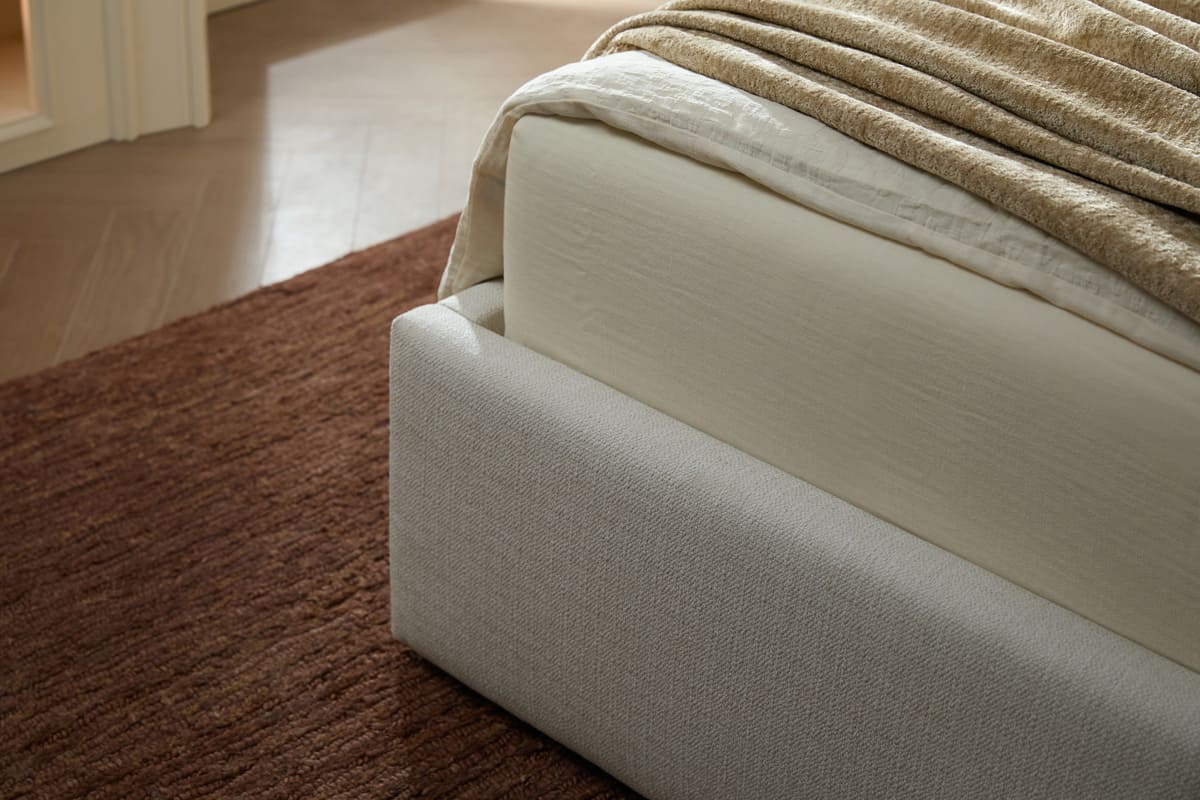 Grayson Upholstered Storage Bed with Hydraulic Lift – Performance Fabric